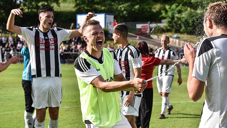 Der Torschütze duscht seine Teamkollegen: Michael Witchen hat mit dem FSV Krum einen Kreisklassen-Platz sicher. Der Torschütze duscht seine Teamkollegen: Michael Witchen hat mit dem FSV Krum einen Kreisklassen-Platz sicher.