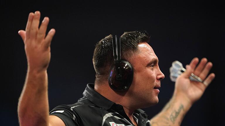 Gerwyn Price - Gerwyn Price kam nach einer Werbepause mit riesigen Kopfhörern auf die Bühne zurück. Gerwyn Price - Gerwyn Price kam nach einer Werbepause mit riesigen Kopfhörern auf die Bühne zurück.