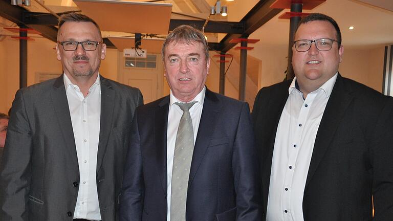 Bernd Fischer (von links) zusammen mit Hubert Endres und Alexander Bergmann. Bernd Fischer (von links) zusammen mit Hubert Endres und Alexander Bergmann.