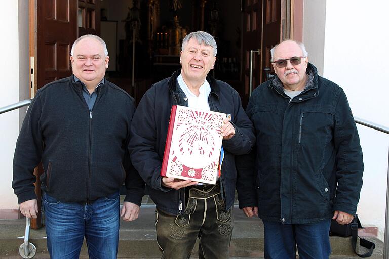 Am ersten Advent überreichte Pfarrer im Ruhestand Georg Hartmann (Mitte) das kostbare Evangeliar an Michael Brück, den Vorsitzenden des Gemeindeteams, und Kirchenpfleger Theo Ehehalt (rechts). Am ersten Advent überreichte Pfarrer im Ruhestand Georg Hartmann (Mitte) das kostbare Evangeliar an Michael Brück, den Vorsitzenden des Gemeindeteams, und Kirchenpfleger Theo Ehehalt (rechts).