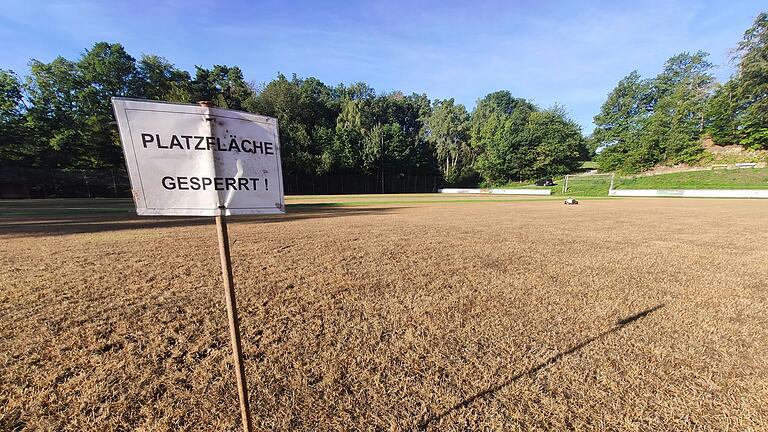 So sah der Rasen in Neuschleichach noch im August aus: tiefbraun und komplett unbespielbar.