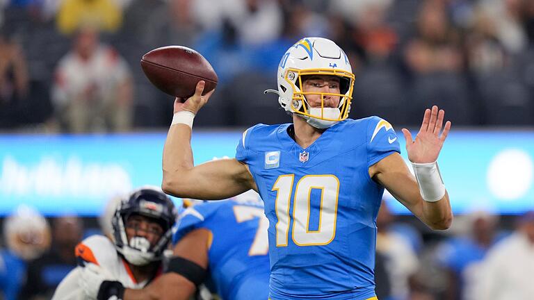 Los Angeles Chargers - Denver Broncos       -  Chargers-Quarterback Justin Herbert warf gegen Denver zwei Touchdown-Pässe.