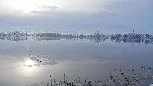 Idylle mit leichten Nebenwirkungen: Die Saale-Auen bei Niederlauer haben sich in einen schimmernden See verwandelt.