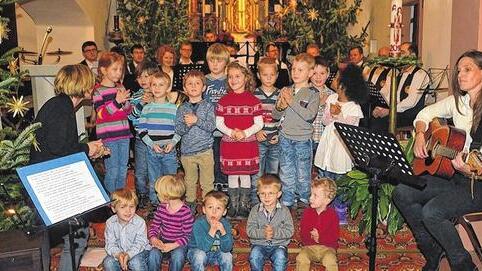 Konzert der DJK Tiefenthal in St. Ägidius: Auch die Kindergartenkinder traten auf und wünschten fröhlich &bdquo;Feliz Navidad&ldquo;.