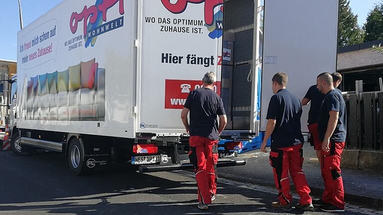 Das Montageteam von Opti-Wohnwelt liefert die ausgesuchten Möbel in Schweinfurt an der Baustelle an.