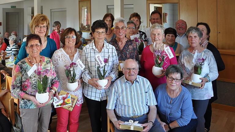 Ein blühendes Dankeschön gab es für die Mitarbeiterinnen im Seniorenkreis aus Wollbach, der heuer vor 50 Jahren gegründet wurde.&nbsp;