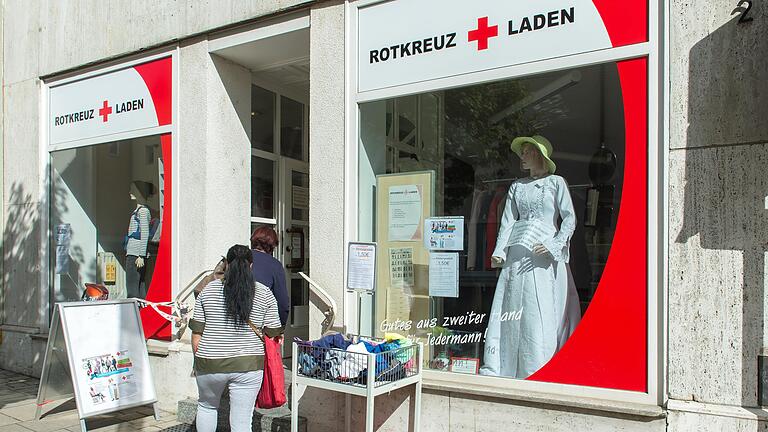 Vom Brautkleid bis zur Sportbekleidung reicht das Angebot im Rotkreuzladen in der Oberen Straße. In Schweinfurt gibt es noch zwei weitere dieser Läden.&nbsp;