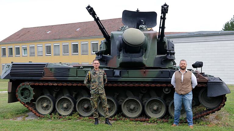 Stolz auf die Arbeit eines Tages: Die beiden Panzer-Restauratoren, Stabsfeldwebel Andreas Klug (links) und Rainer Dürr vor dem Flugabwehrkanonenpanzer Gepard in der Veitshöchheimer Balthasar-Neumann-Kaserne.