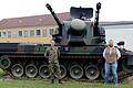 Stolz auf die Arbeit eines Tages: Die beiden Panzer-Restauratoren, Stabsfeldwebel Andreas Klug (links) und Rainer Dürr vor dem Flugabwehrkanonenpanzer Gepard in der Veitshöchheimer Balthasar-Neumann-Kaserne.