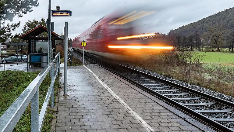 Die Wartenden am Bahnhof Burglauer blicken auf der einen Seite der Gleise auf das Dorf, auf der anderen auf den Höhberg.