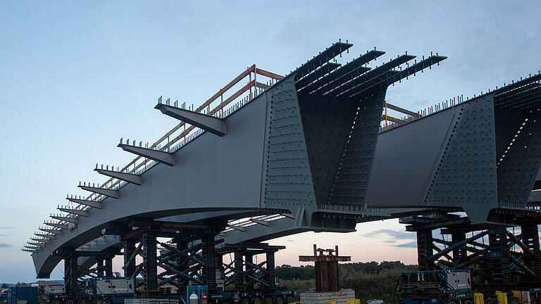 Gigantische Baustelle auf der A3 bei der Anschlussstelle Haidt  lässt zwei Brücken entstehen und eine wurde abgerissen in der Nacht zum Sonntag, 17. September 2023.