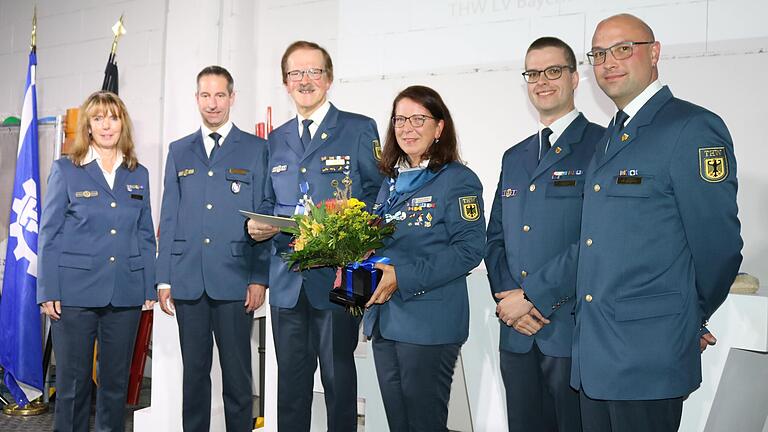 Regionalstellenleiterin Karin Munzke, Referatsleiter Tilman Gold (von links) und die örtliche Führungsspitze Andreas Stebner und Simon Lichtinghagen (von rechts) ehrten Michael Nätscher und Kathrin Hock für ihr besonderes Engagement.&nbsp;