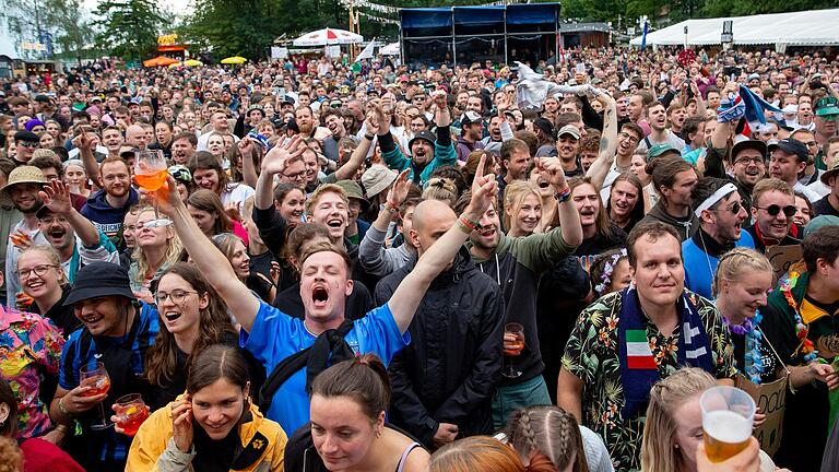 Auf dem 'Ab geht die Lutzi'-Festival feiern mehrere Tausend Besucherinnen und Besucher zu ihren Lieblingsbands und genießen das Festivalleben auf dem Campingplatz. Auf dem 'Ab geht die Lutzi'-Festival feiern mehrere Tausend Besucherinnen und Besucher zu ihren Lieblingsbands und genießen das Festivalleben auf dem Campingplatz.