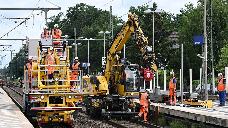 Generalsanierung Bahnstrecke Frankfurt - Mannheim       -  Die Bahn äußert sich zufrieden mit dem Start der Generalsanierung auf der Riedbahn (Archivbild).