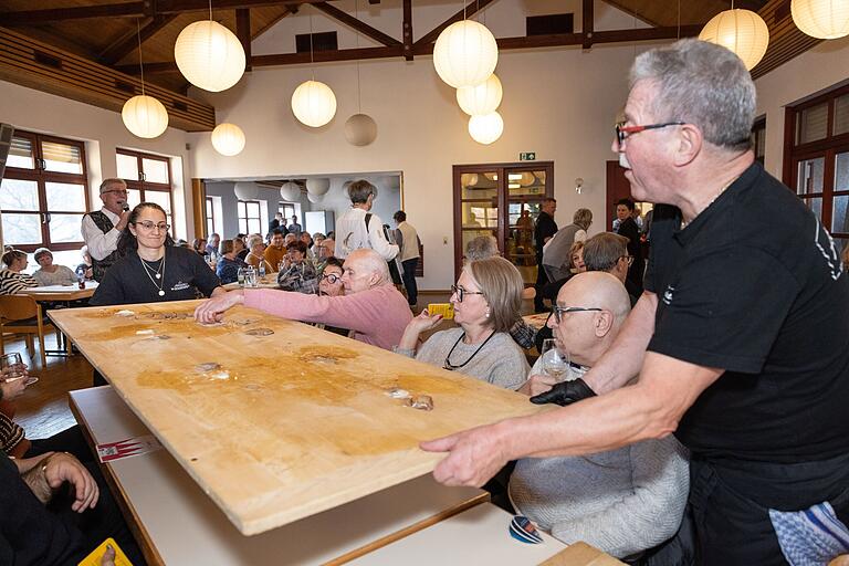 Jetzt ist (fast) alles vorbei: Vorsichtig werden die Holzplatten vom Tisch genommen. Es kommen ja noch Kaffee und Kuchen. Jetzt ist (fast) alles vorbei: Vorsichtig werden die Holzplatten vom Tisch genommen. Es kommen ja noch Kaffee und Kuchen.