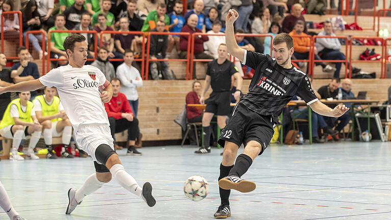 Futsal, Bezirksmeisterschaft, Lotto Bayern Hallencup Unterfranken 2020       -  Im Bild die Spieler Christopher Gonnert vom 1. FC Sand am Main und Nicolas Schubert vom TSV 1869 Rottendorf.