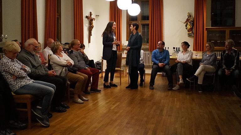 Bereits 2018 wurde ein Dramolett zur Hexenverfolgung in Zeil aufgeführt, wie unser Archivbild zeigt. Im Bild: Monika Schraut (stehend, rechts) im Gespräch mit Autorin Tanja Kinkel.