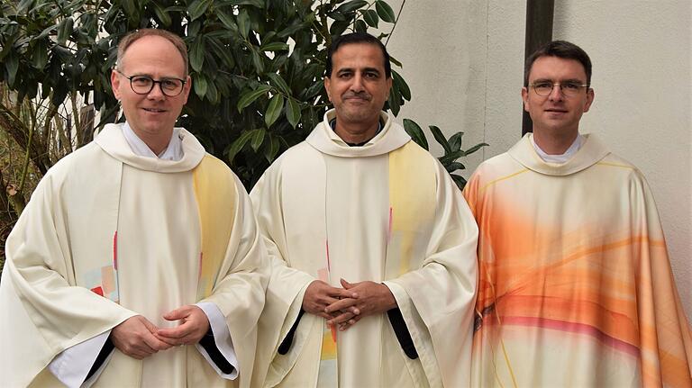 Pater Andreas Murk (rechts), Leiter der Franziskaner-Minoriten in Deutschland, verabschiedete den bisherigen Leiter des Klosters Schönau, Pater Steffen Behr (links), und begrüßte dessen Nachfolger Pater Jesmond Panapparambil (Mitte).