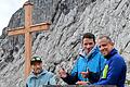 Eröffnung alpiner Themenweg 'Natursteig Osterfelder'       -  Christian und Felix Neureuther mit Umweltminister Glauber am Fuß der Alpspitze.