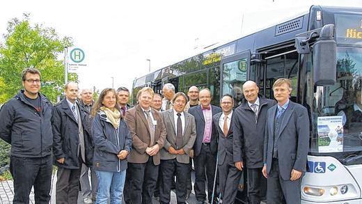 Viel Freude über die neue Busverbindung: Uni-Kanzler Uwe Klug (rechts) und Landrat Eberhard Nuß (Zweiter von rechts) freuen sich im Kreise aller Mitstreiter für das Projekt über die neue Buslinie 8100. Viel Freude über die neue Busverbindung: Uni-Kanzler Uwe Klug (rechts) und Landrat Eberhard Nuß (Zweiter von rechts) freuen sich im Kreise aller Mitstreiter für das Projekt über die neue Buslinie 8100.