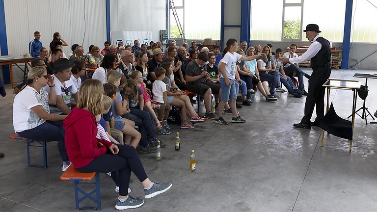 Die Tricks des Zauberer beschäftigten die Gruppe noch lange.