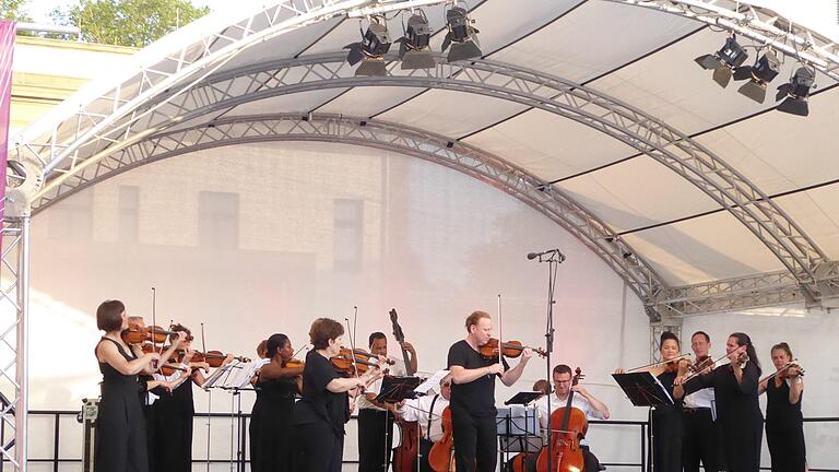 Daniel Hope und das Kammerorchester 'New Century Chamber Orchestra' aus San Francisco konnte erst beginnen, nachdem die Sonne  ein Stück weiter gewandert war.  Gerhild Ahnert       -  Daniel Hope und das Kammerorchester 'New Century Chamber Orchestra' aus San Francisco konnte erst beginnen, nachdem die Sonne  ein Stück weiter gewandert war.  Gerhild Ahnert