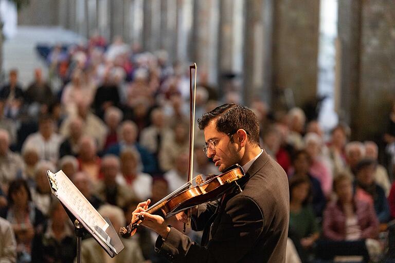 Burghard Toelke ist erster Geiger, Dirigent und Orchesterleiter. Worauf er besonders stolz ist: dass sein Ensemble das einzige weltweit ist, das noch in der großen Berliner Salonorchester-Besetzung spielt.&nbsp;