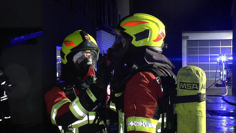 Mehrere Trupps mit Atemschutz bekämpften den Brand.