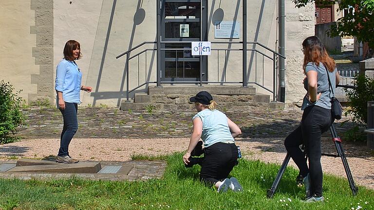 Dreh am Orgelbaumuseum in Ostheim. Hier testet Redakteurin Steffi Peltzer-Büssow (links) am Klangweg  die hölzerne 'Tretorgel'.