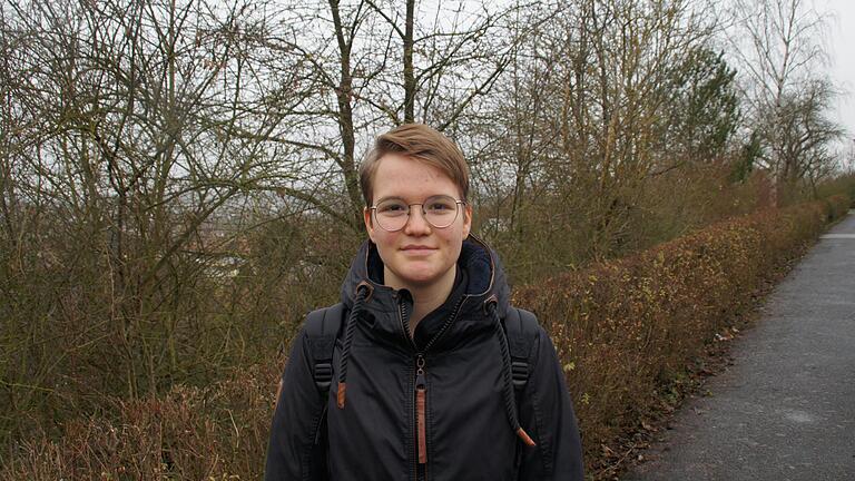 Julia Lenz vom Martin-Pollich-Gymnasium ist zufrieden mit ihrem Zwischenzeugnis.