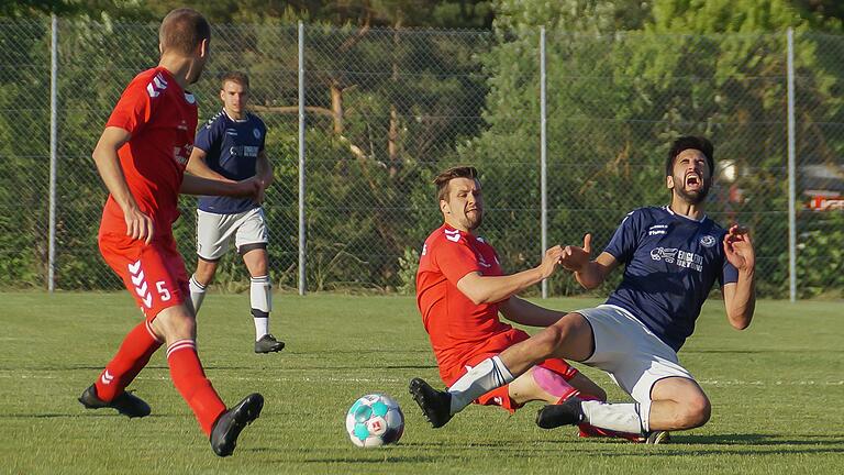 Autsch: Wülfershausens Patrick Warmuth (rechts) wird unsanft von Eibstadts Daniel Rost vom Ball getrennt. Die Szene verfolgen Tobias Mauer (links) und Paul Sterzinger (Zweiter von links, im Hintergrund).&nbsp;