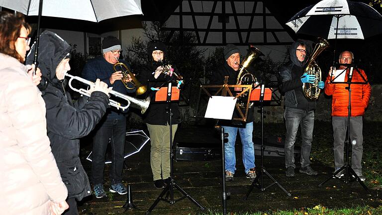 Die Musikkapelle Gernach umrahmte die Feier zum Volkstrauertag musikalisch. Die Musikkapelle Gernach umrahmte die Feier zum Volkstrauertag musikalisch.