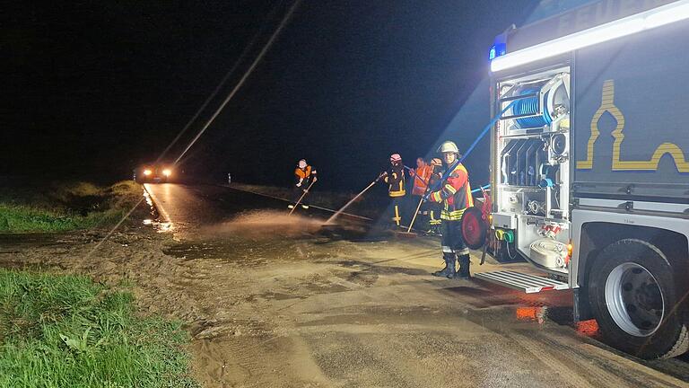 Aufgrund des Unwetters waren zahlreiche Straßen mit Schlamm blockiert. Entlang der B19 und zwischen Eßleben und Mühlhausen mussten Feuerwehren die Fahrbahnen reinigen. Aufgrund des Unwetters waren zahlreiche Straßen mit Schlamm blockiert. Entlang der B19 und zwischen Eßleben und Mühlhausen mussten Feuerwehren die Fahrbahnen reinigen.
