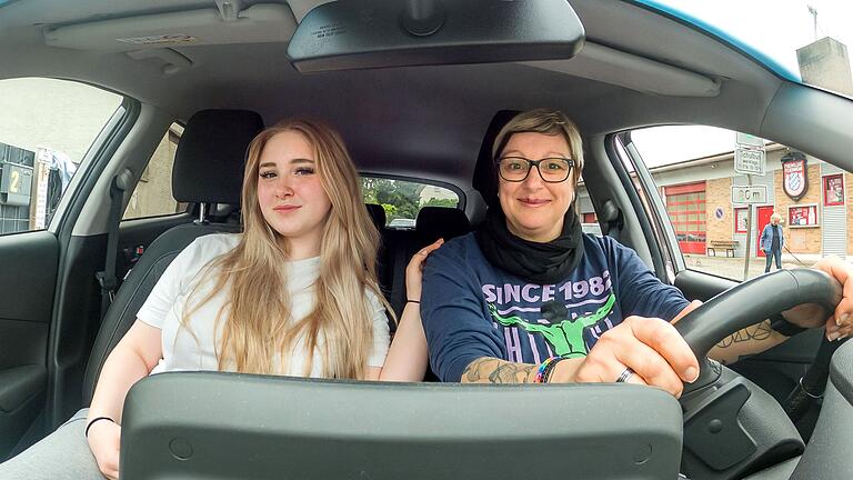 Mitten auf der Bundesstraße B 286 wurde Emily Speckbacher aus Schwebheim( links) zur Lebensretterin. Als ihre Mutter am Steuer einen Herzinfarkt erlitt, griff sie mutig ein.