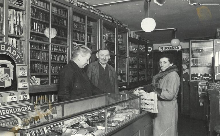 Elise und Ludwig Hoffritz (Großeltern von Gisela Bieringer) mit einer Kundin.