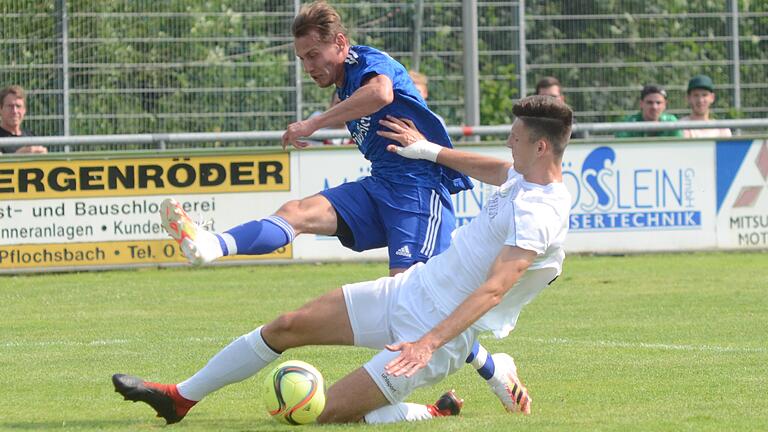 Würzburgs Elia Schoppel (rechts) grätscht rein, um den Schuss von Lohrs Albert Grenz noch zu verhindern: Der Würzburger FV hat sich in der Qualifikationsrunde zur ersten Hauptrunde im Toto-Pokal auf Verbandsebene gegen den TSV Lohr mit 6:1 durchgesetzt.