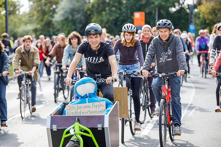 Nach der Demo radelten viele Teilnehmerinnen und Teilnehmer der Klima-Demo in die Innenstadt. Nach der Demo radelten viele Teilnehmerinnen und Teilnehmer der Klima-Demo in die Innenstadt. 