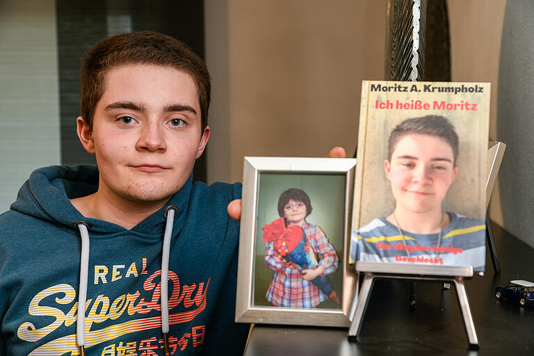 Moritz Krumpholz mit seinem Einschulungsbild als Mädchen - und seinem Buch. Moritz Krumpholz mit seinem Einschulungsbild als Mädchen - und seinem Buch.