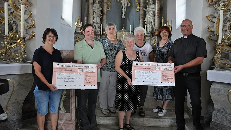 Spendenübergabe in der Kreuzkapelle Hofheim (von links): Ulrike Weisheit, Kirchenpfleger Alexander Kaspar, Maria Metzger, Michaela und Rita Leidner, Marion Woywode und Pfarrer Manuel Vetter.