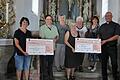 Spendenübergabe in der Kreuzkapelle Hofheim (von links): Ulrike Weisheit, Kirchenpfleger Alexander Kaspar, Maria Metzger, Michaela und Rita Leidner, Marion Woywode und Pfarrer Manuel Vetter.