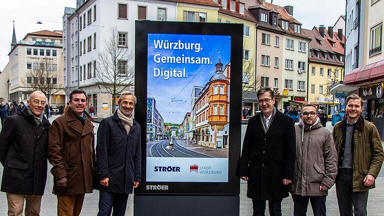 Christian Grumbach, Leiter des Fachbereichs Immobilienmanagement (von links), Kämmerer Robert Scheller, Stefan Helbig (Geschäftsführer Ströer Deutsche Städte Medien), Oberbürgermeister Christian Schuchardt, Nico Ackermann von der städtischen Immobilienverwaltung und Maximilian Götzer, Referent Stadtentwicklung und Kommunales bei Ströer freuen sich über eine Zusammenarbeit bei Großflächen, Displays oder Litfaßsäulen.