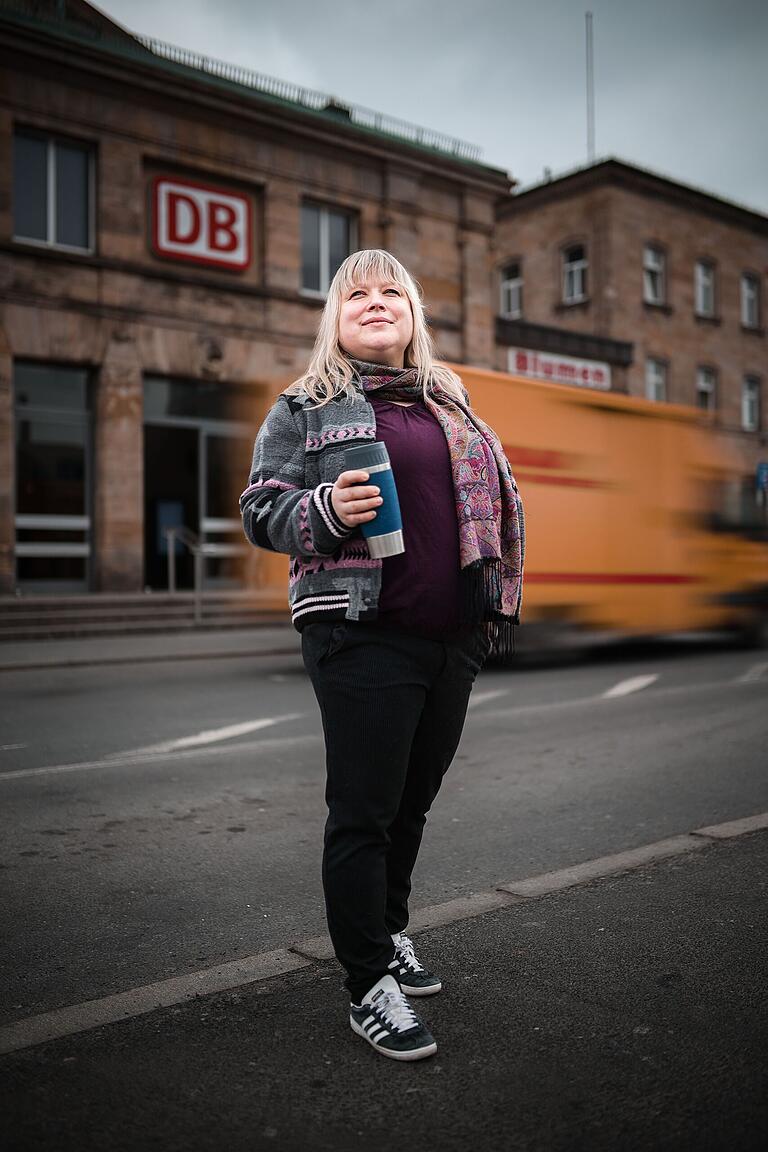 2025: Der Bahnhof als Tor zur Welt: Mit dem Zug gelangt Jennifer Richter an Orte, die ihr während des Lockdowns verwehrt wurden. 2025: Der Bahnhof als Tor zur Welt: Mit dem Zug gelangt Jennifer Richter an Orte, die ihr während des Lockdowns verwehrt wurden. 