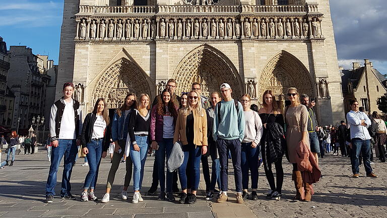 Die Schülerinnen und Schüler des Franken-Landschulheims Gaibach mit ihrer Lehrerin Stefanie Lange (rechts) auf ihrer Studienfahrt im Rahmen des P-Seminars vor der Kathedrale „Notre-Dame de Paris“.