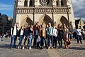 Die Schülerinnen und Schüler des Franken-Landschulheims Gaibach mit ihrer Lehrerin Stefanie Lange (rechts) auf ihrer Studienfahrt im Rahmen des P-Seminars vor der Kathedrale „Notre-Dame de Paris“.