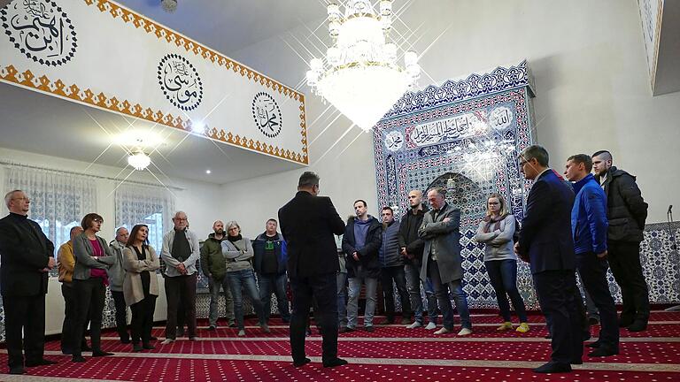 Beim Besuch der Stabsgruppe des Vereinte Nationen Ausbildungszentrums aus Hammelburg gab der islamische Religionslehrer Fahri Kilic seinen Gästen einen Überblick über den Islam und die Moschee als Gotteshaus.