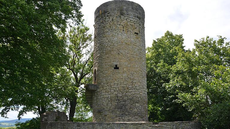 Idyllisch thront der Galgenturm in Mellrichstadt. Idyllisch thront der Galgenturm in Mellrichstadt.