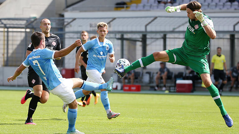 Fuß voraus: Kickers-Keeper Fabian Giefer im Zweikampf mit 1860-Angreifer Stefan Lex.