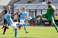 Fuß voraus: Kickers-Keeper Fabian Giefer im Zweikampf mit 1860-Angreifer Stefan Lex.