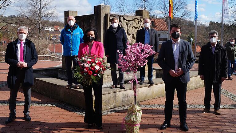 Nach der Nominierung der Direktkandidatin war bei der CSU die Freude groß. Das Bild zeigt (von links): MdL Steffen Vogel, Landrat Thomas Habermann (Rhön-Grabfeld), Staatsministerin und Direktkandidatin Dorothee Bär, CSU-Kreisvorsitzende Birgit Erb ( Rhön-Grabfeld), Landrat Thomas Bold (Bad Kissingen), MdL Sandro Kirchner und den Oberauracher Bürgermeister Thomas Sechser. Nach der Nominierung der Direktkandidatin war bei der CSU die Freude groß. Das Bild zeigt (von links): MdL Steffen Vogel, Landrat Thomas Habermann (Rhön-Grabfeld), Staatsministerin und Direktkandidatin Dorothee Bär, CSU-Kreisvorsitzende Birgit Erb ( Rhön-Grabfeld), Landrat Thomas Bold (Bad Kissingen), MdL Sandro Kirchner und den Oberauracher Bürgermeister Thomas Sechser.
