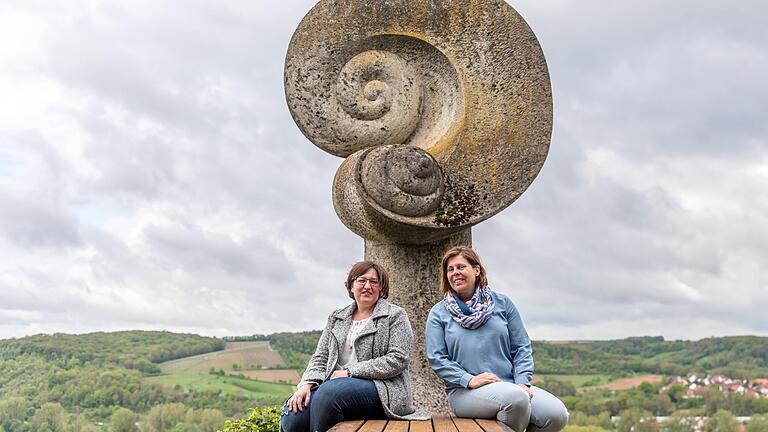 Die Idee für den Weg hatten sie bereits vor Corona, während des Lockdowns konnten sie ihr Projekt vorantreiben: Heike Decker (li.) und Waltraud Schiedermair, Initiatorinnen des Schnecken-Wegs.